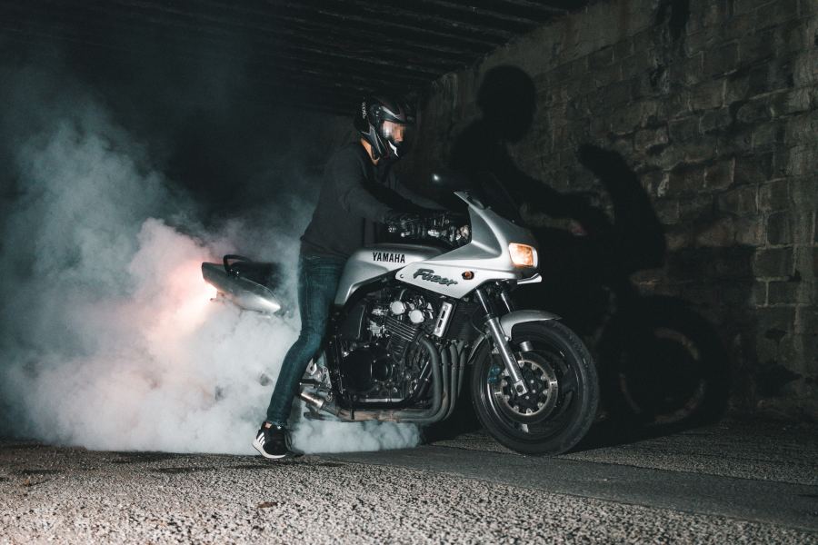 Piloto haciendo un burnout