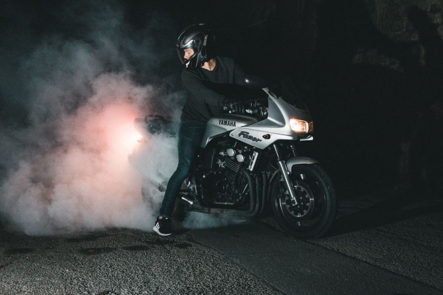 Moto con una nube de humo en el túnel