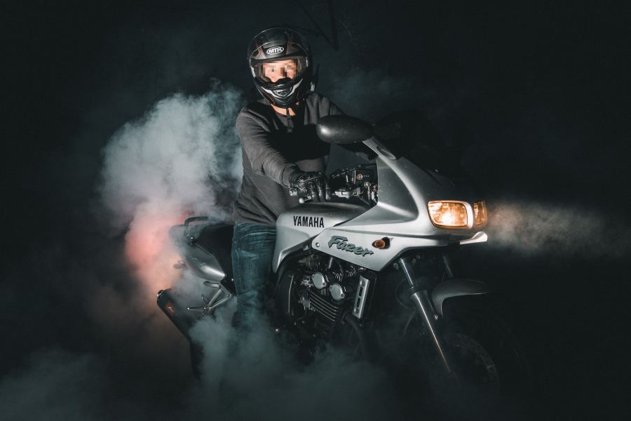 Burnout en un túnel con humo y contraluz