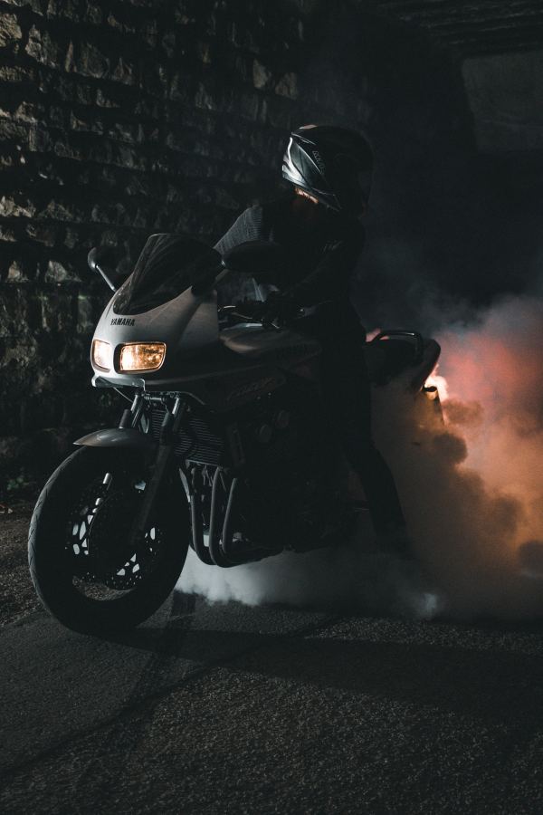 Moto entre el humo, formato vertical