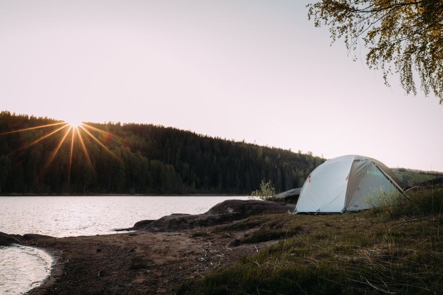 Zelt am See in der Abendsonne
