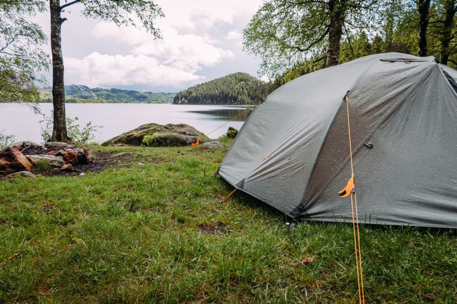Zelt am See unter Bäumen