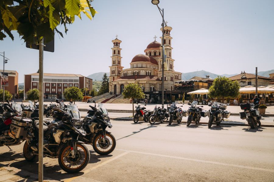Motorcycle group on the road – People & adventure