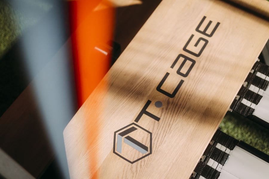 Details: the t-Cage logo on the wooden platform