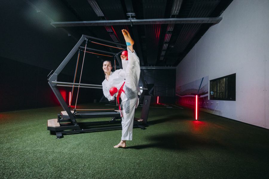 Karate training in the t-Cage