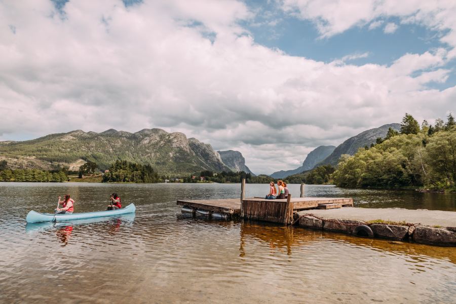 By canoe on the lake